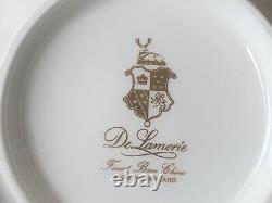 5 pièces de la nouvelle vaisselle De Lamerie en porcelaine lourdement dorée avec des feuilles d'hiver et un blason en or.