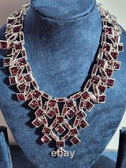 Collier ras du cou femme lourd 26X3cms grenat magenta en finition or blanc, pièce de créateur