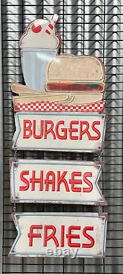 Enseigne métallique découpée en 3 pièces pour le Milk Bar Diner : Burgers, Milk-shakes, Frites - Résistant et solide.
