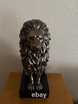 Figurine de lion en bronze sur socle, parfaite pour la maison ou le bureau, neuve dans sa boîte, pièce lourde et solide.