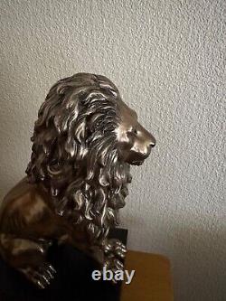 Figurine de lion en bronze sur socle, parfaite pour la maison ou le bureau, neuve dans sa boîte, pièce lourde et solide.
