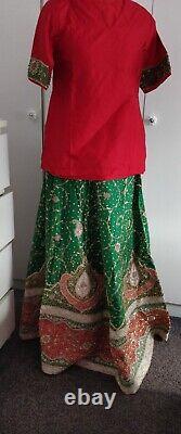Lehnga de mariée en soie pure indienne lourde et brodée en blocs de couleurs