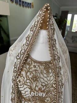 Robe indienne en soie blanc, or et ivoire, trois pièces avec dupatta, travail lourd, taille grande.